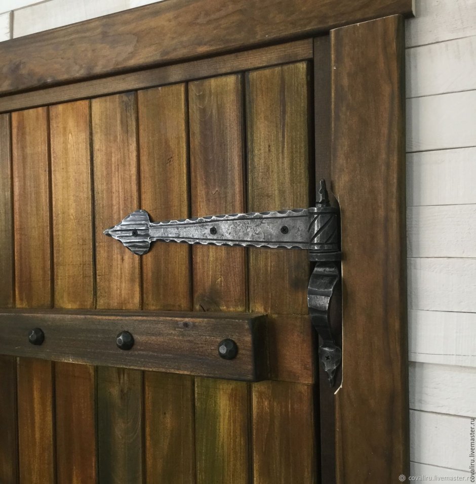 Двери в старинном стиле