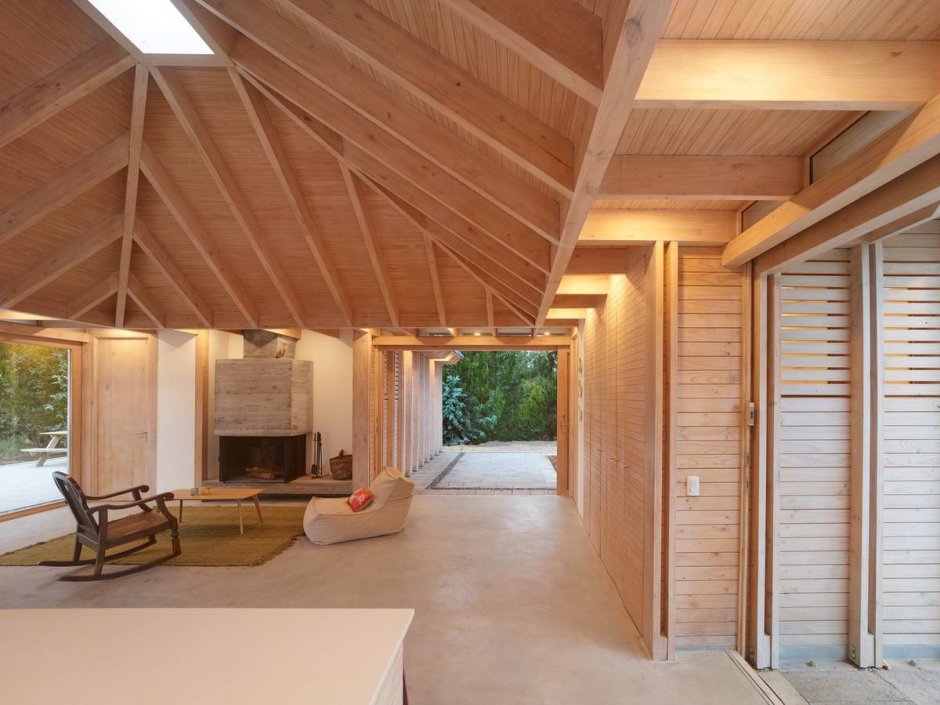 Здание без потолка?