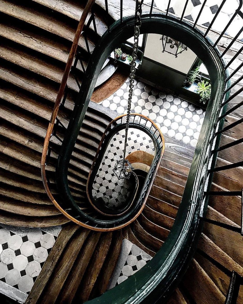 Дизайнерская лестница из фанеры
