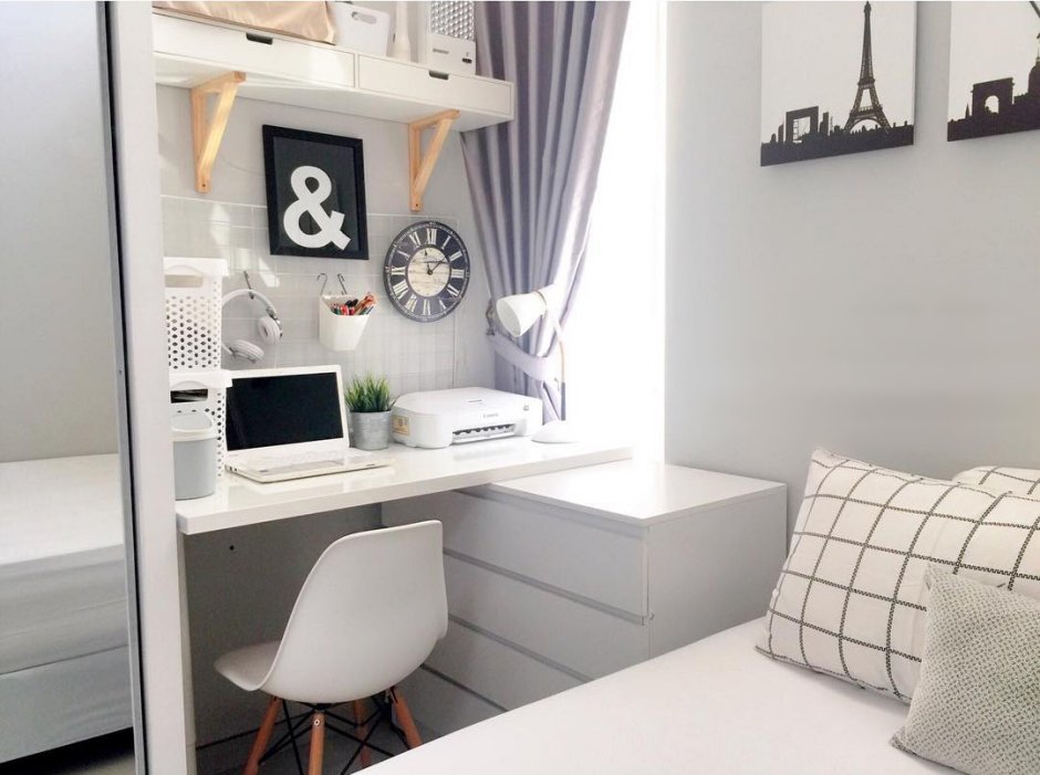 Рабочее место в маленькой спальне