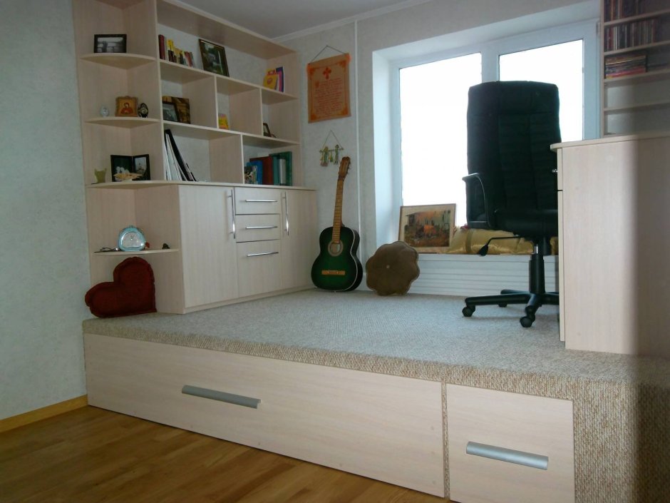 Комната с подиумом и выдвижной кроватью