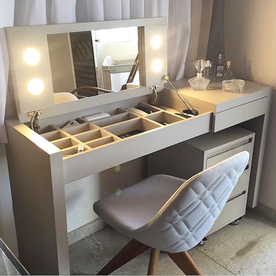Столик для макияжа в спальню