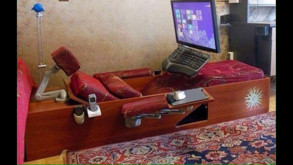 Компьютерное место с коврами прикольное фото