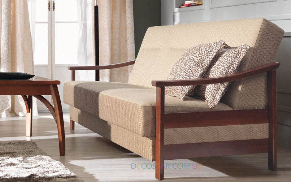 Диван на высоких ножках и с деревянными подлокотниками