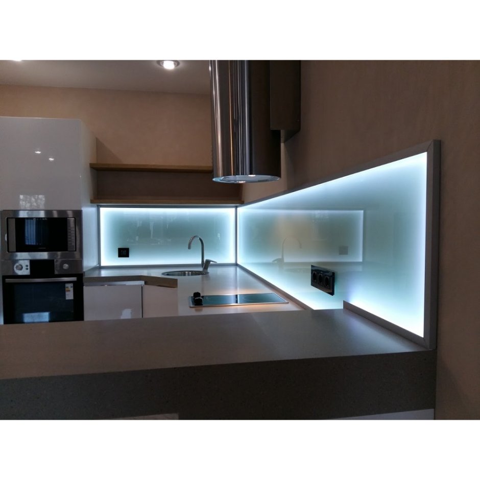 Фартук из стекла с подсветкой