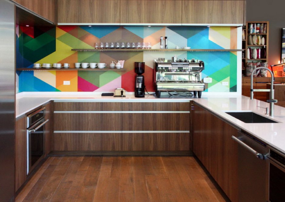 Кухня с ярким фартуком