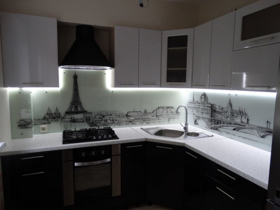 Угловая кухня с фартуком из стекла