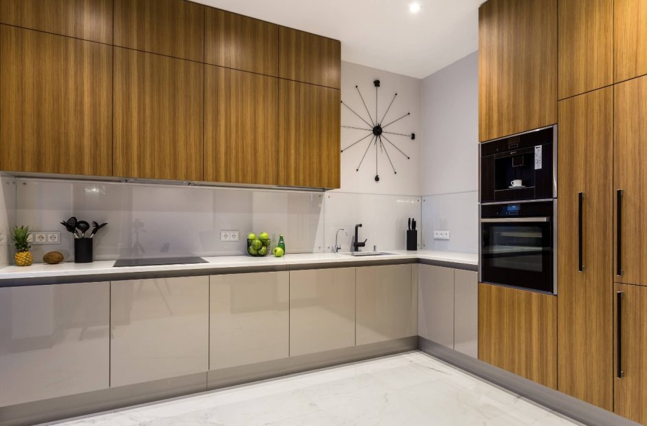 Кухня бежевая с деревом