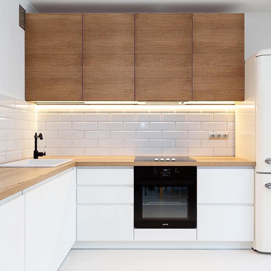 Угловая кухня с деревянной столешницей