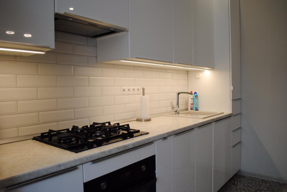 Фартук для белой кухни из плитки