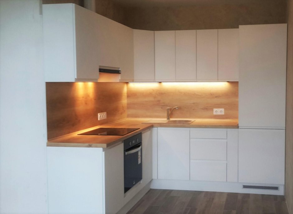 Белая матовая кухня с деревянной столешницей