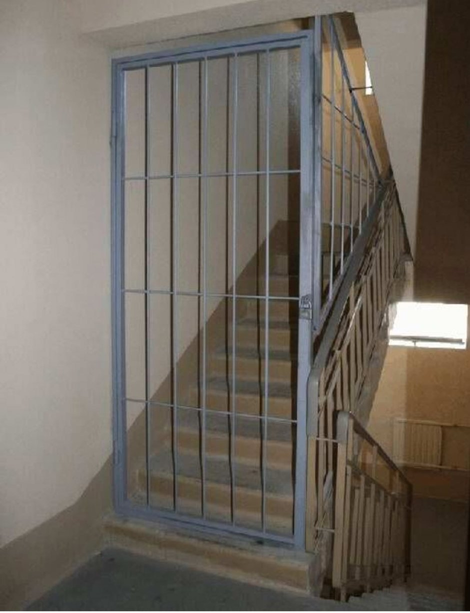 Решетчатая дверь металлическая