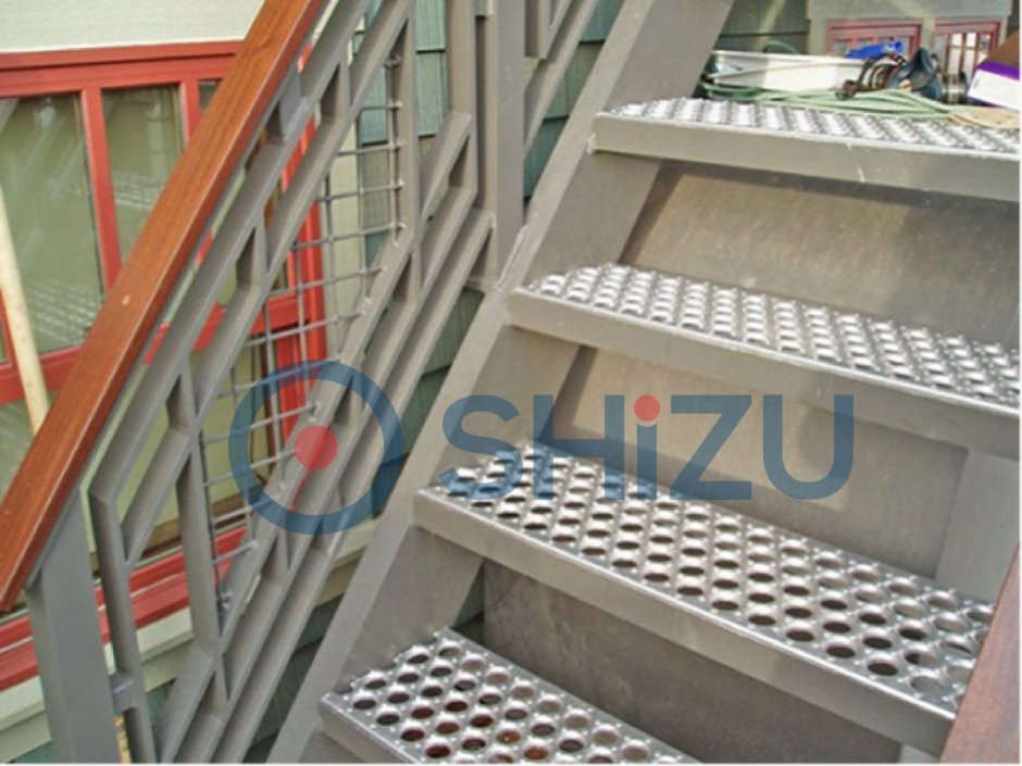 Ступеньки из металлической сетки