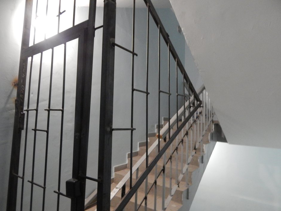 Решетка на лестничной площадке
