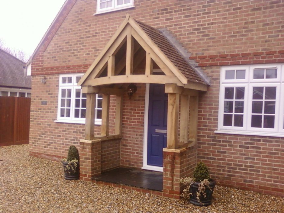 Деревянная крыша над крыльцом