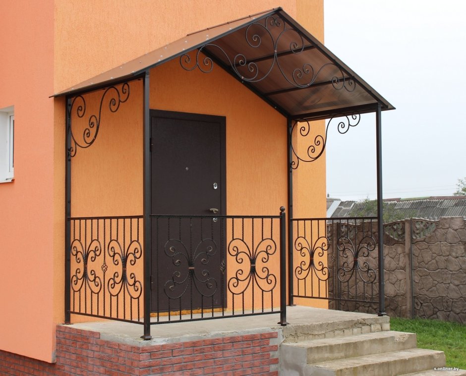 Двускатный козырек над крыльцом