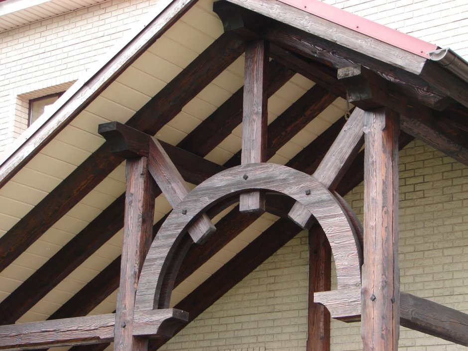 Козырёк над крыльцом в стиле фахверк