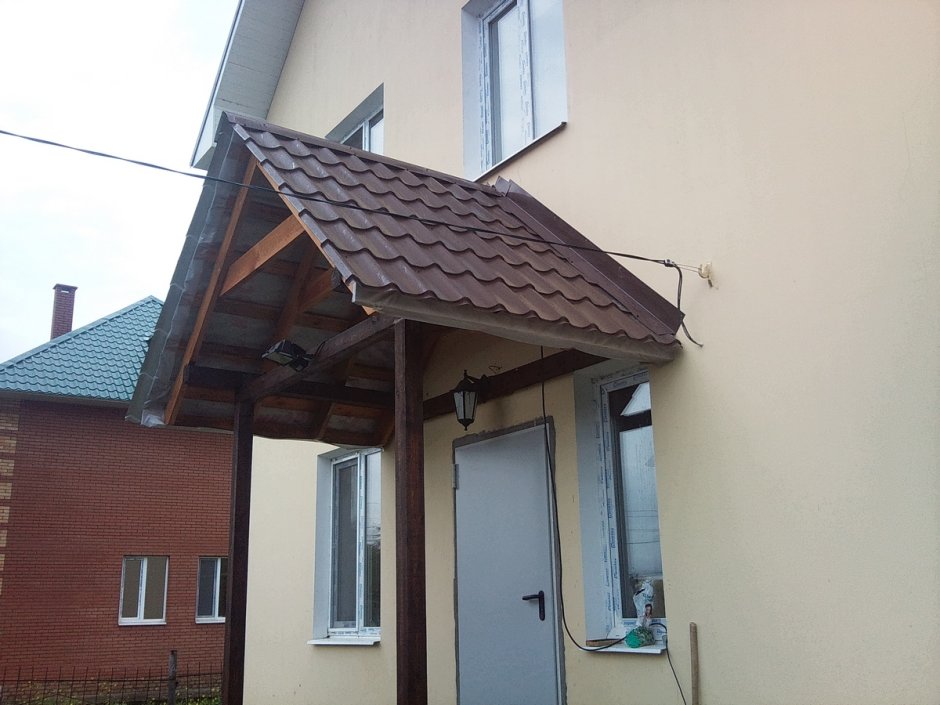 Козырёк над крыльцом из металлочерепицы