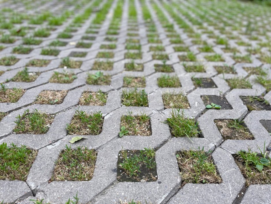 Бетонная плитка с отверстиями для травы