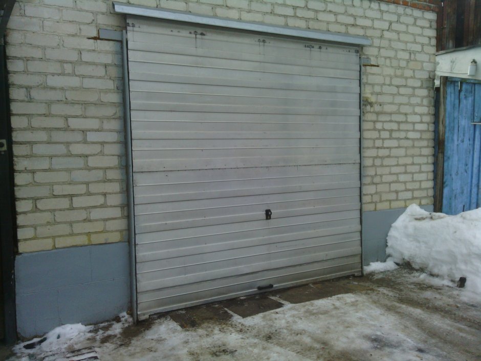 Окно в металлическом гараже