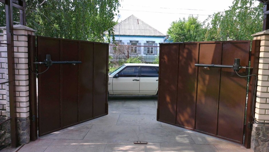Распашные ворота с электроприводом на столбу 80на 80