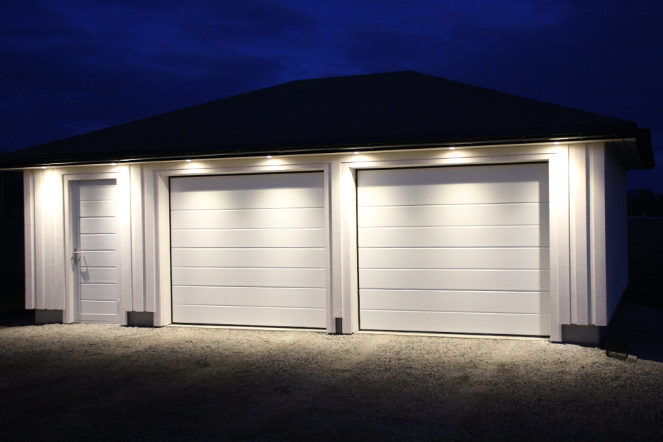 Секционные ворота с калиткой Дорхан