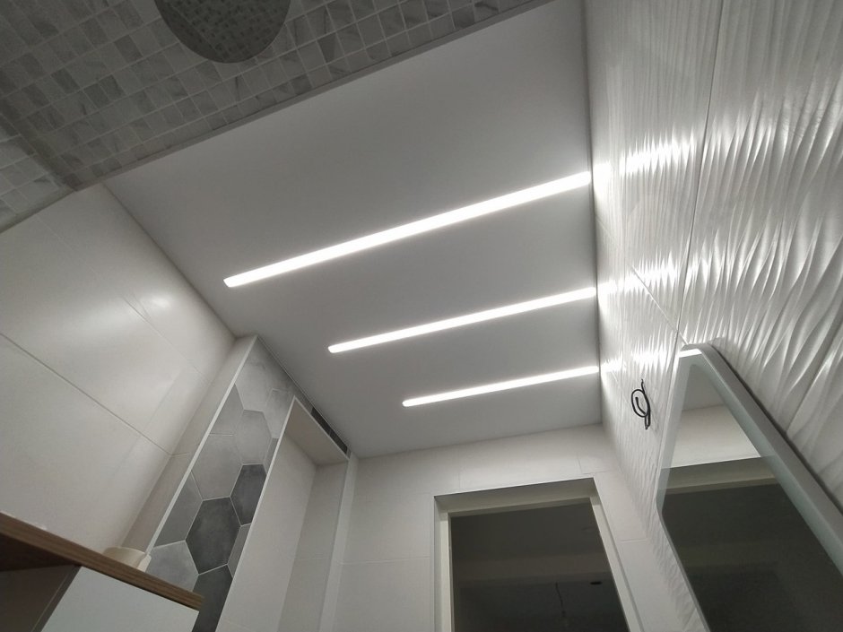 Световые линии на потолке в ванной