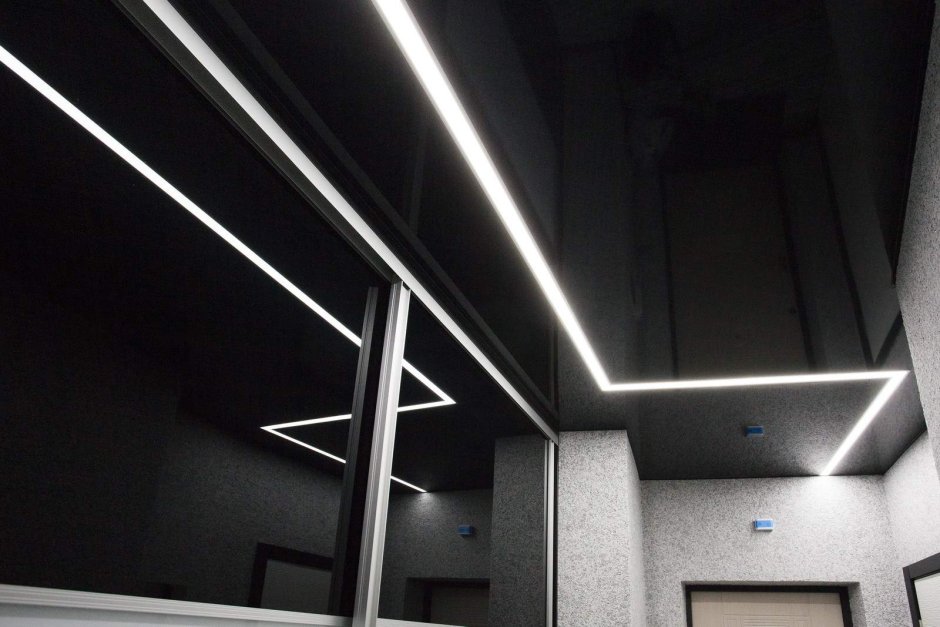 Световые линии на натяжном потолке