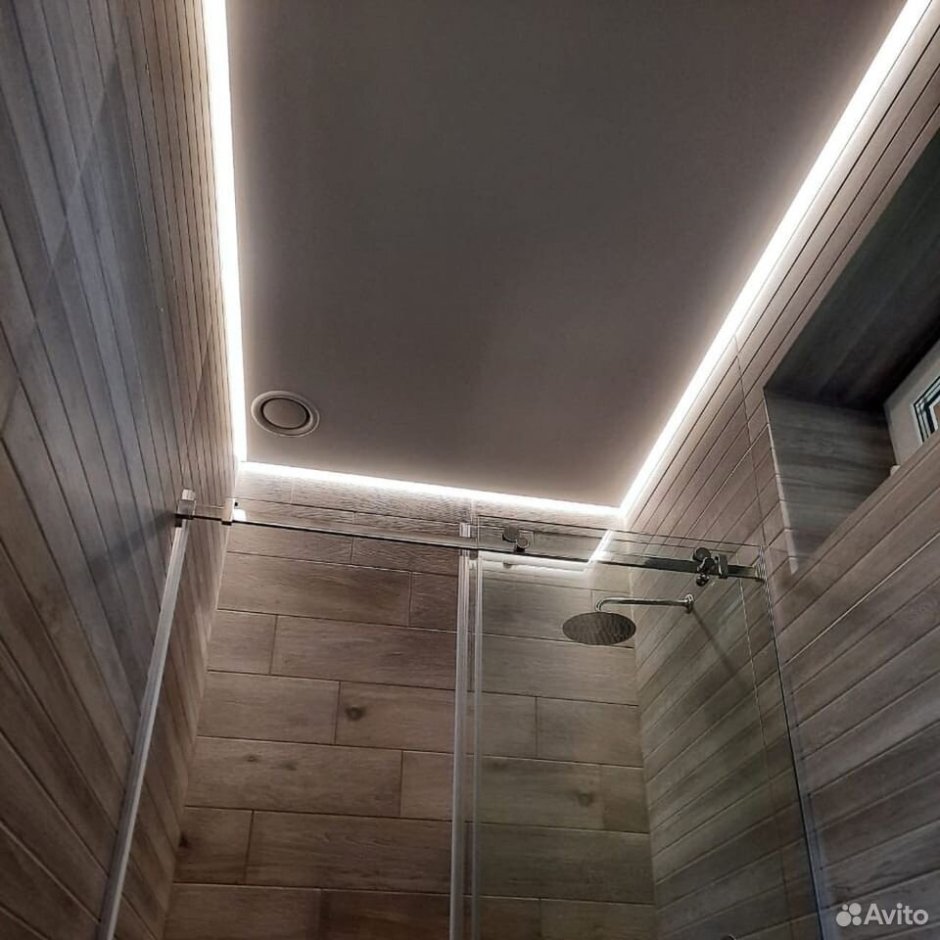 Парящий натяжной потолок в ванной