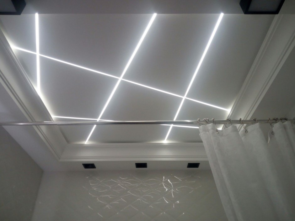 Световые линии на потолке в ванной
