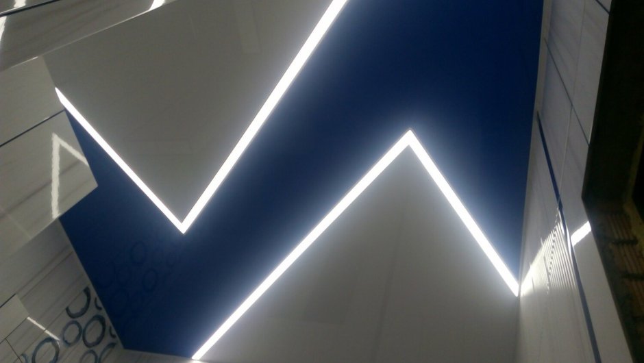 Световые линии на натяжном потолке в ванной