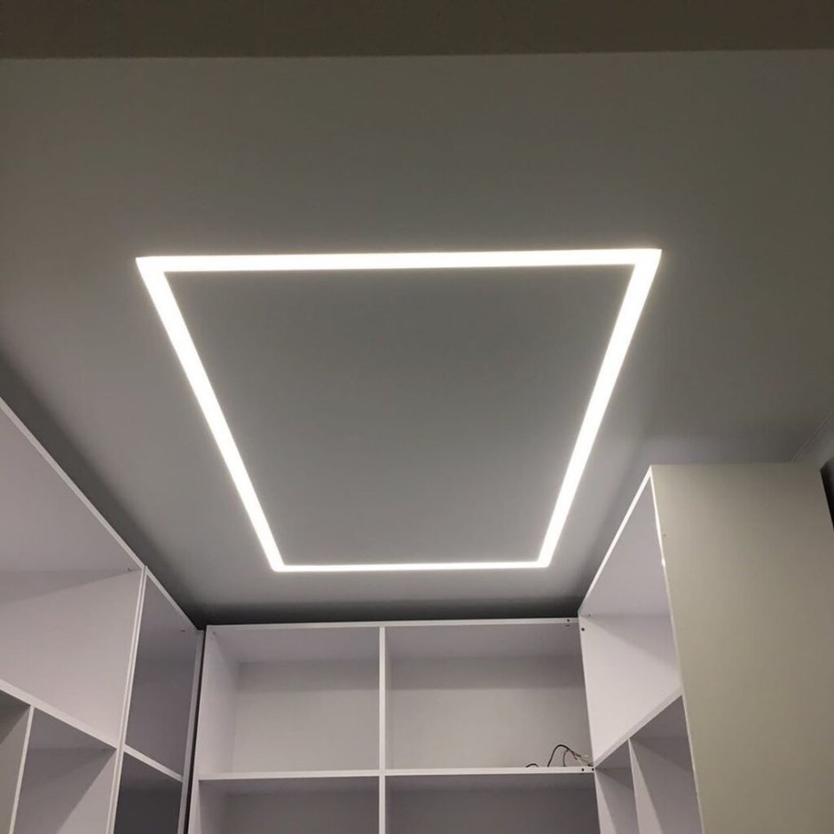 Световые линии на натяжном потолке