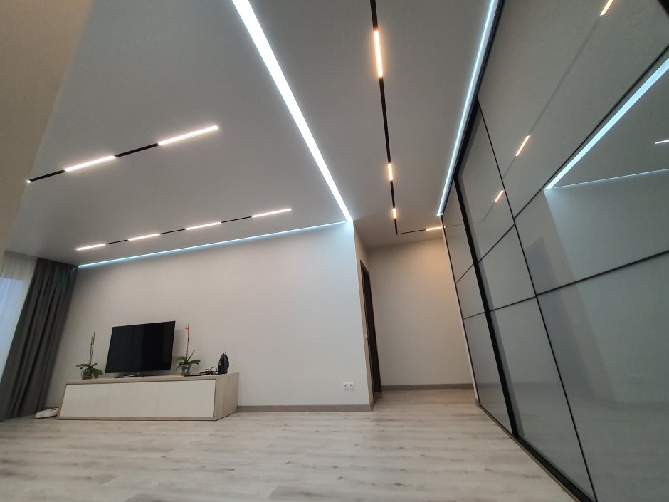 Световые линии на кухне в натяжном потолке