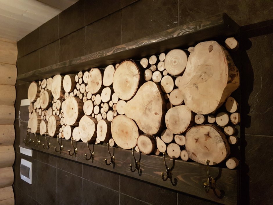 Вешалка из спилов дерева