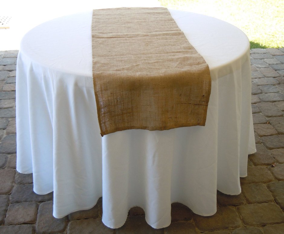 Круглый стол белая скатерть с мешковиной