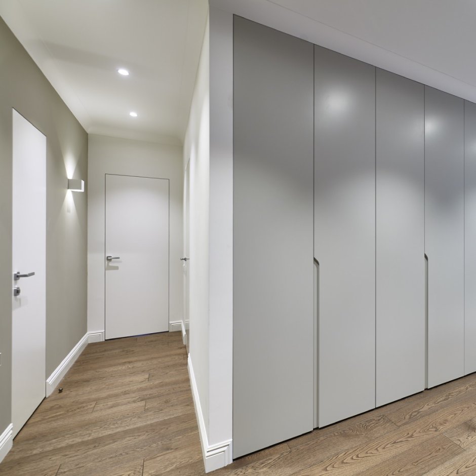 Коридор с серым шкафом