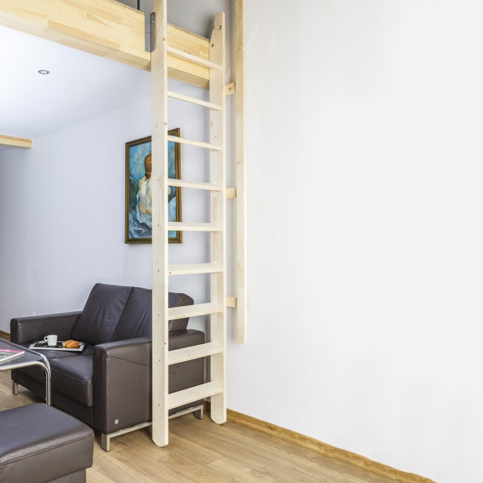 Деревянная лестница на чердак