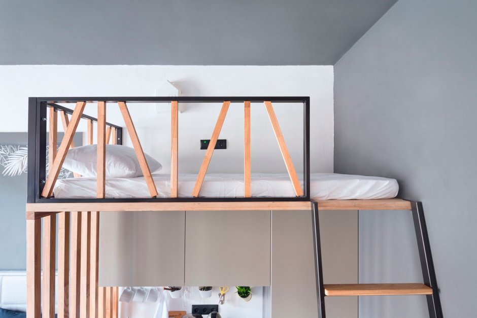 Винтовая лестница на антресольный этаж