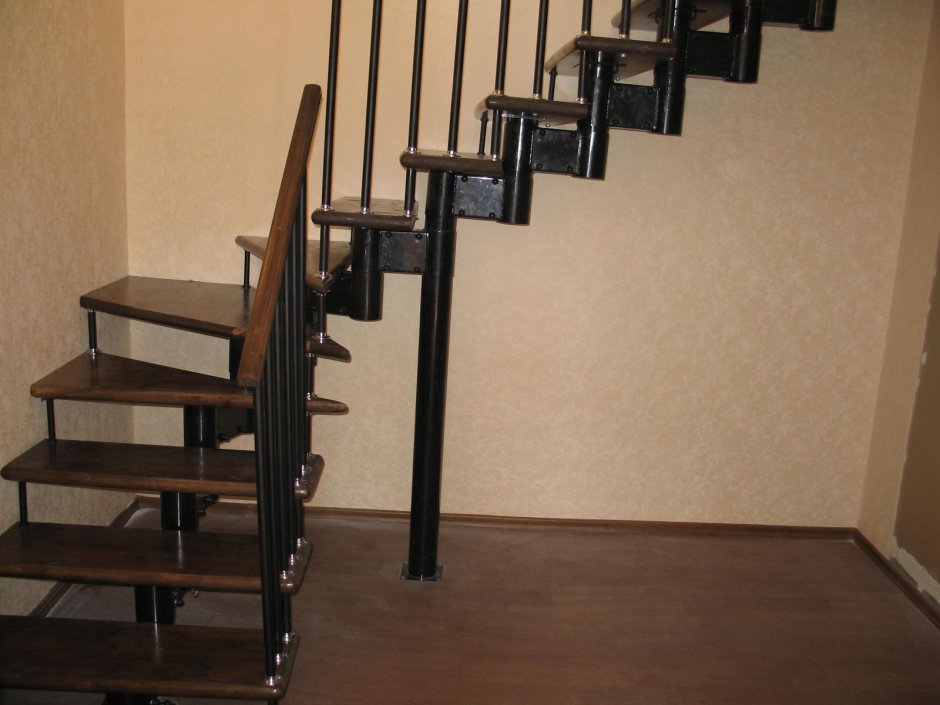 Железная лестница с забежными ступенями с поворотом на 90
