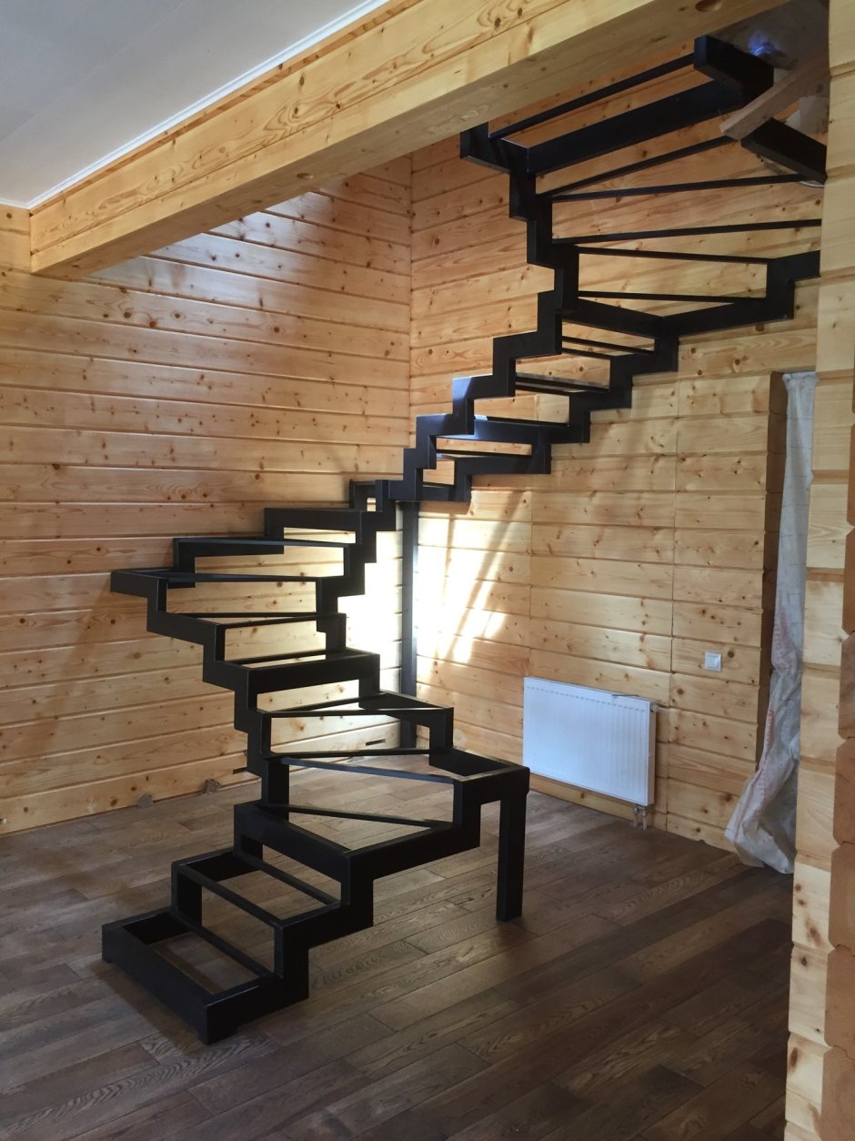 Лестница на второй этаж на монокосоуре