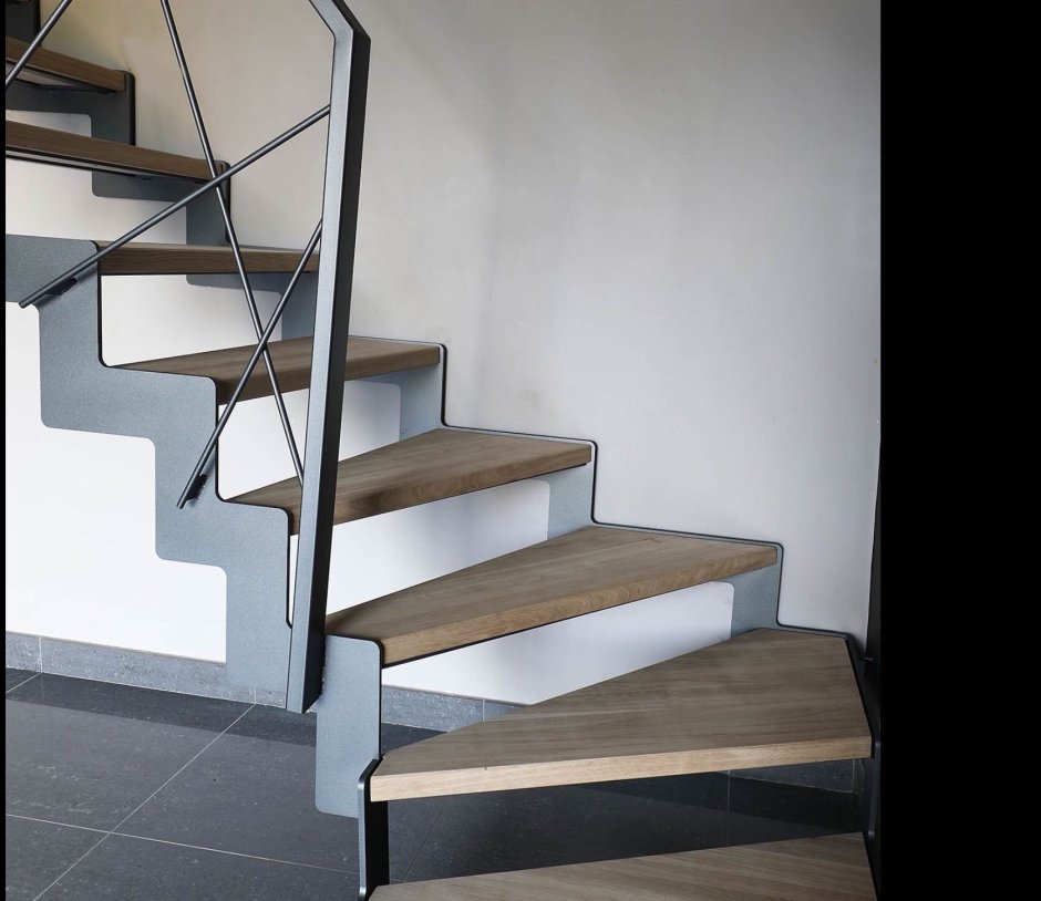 Металлическая лестница серая