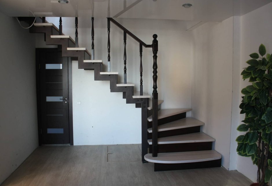 Лестница на 2 этаж на косоурах