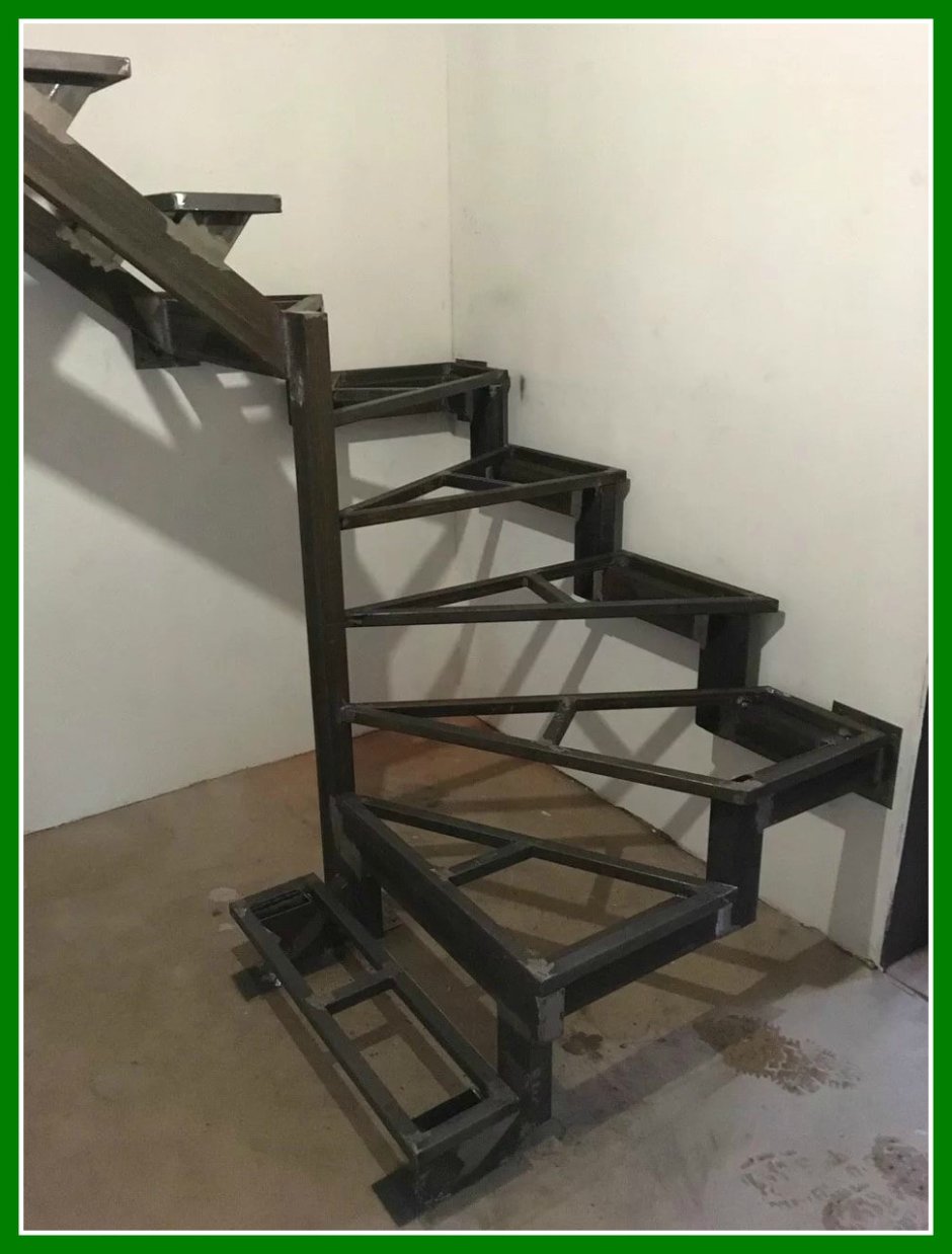 Металлокаркас забежной лестницы на 180