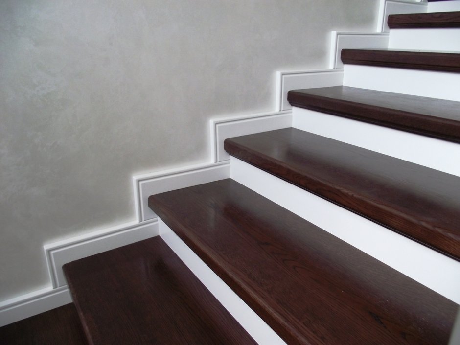 Плинтус на ступеньках лестницы