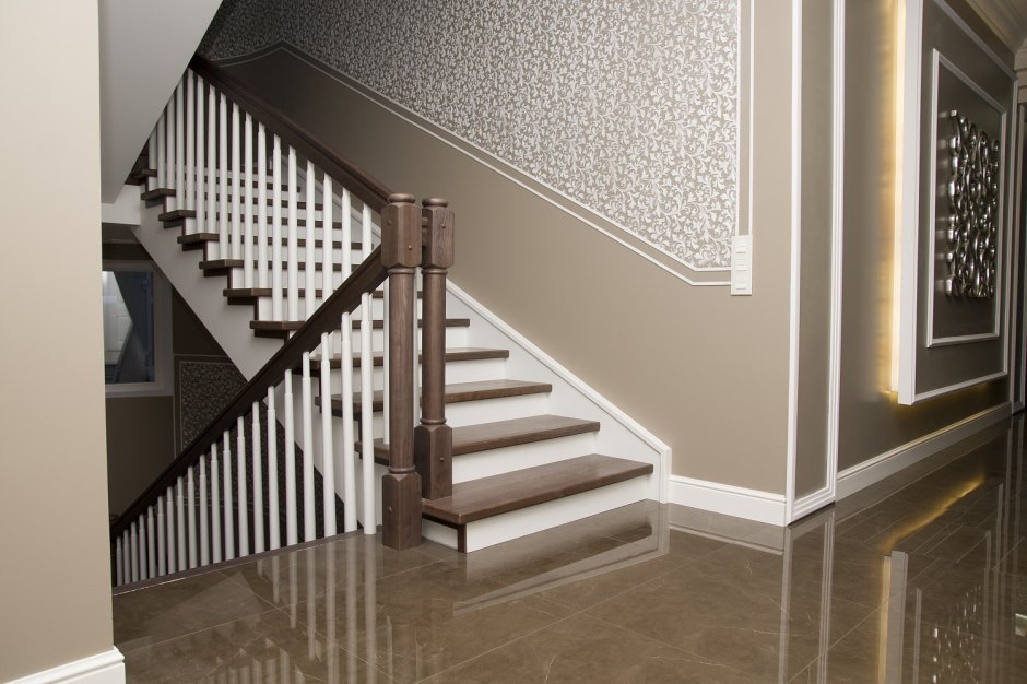 Плинтус для лестницы деревянный