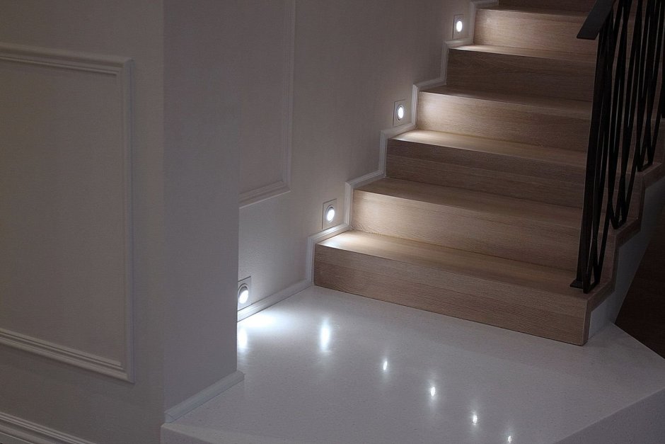 Плинтус сапожок для лестницы