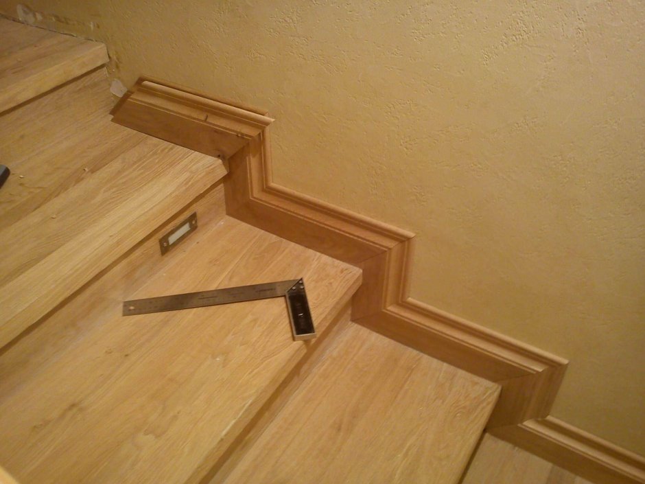 Плинтус для ступеней