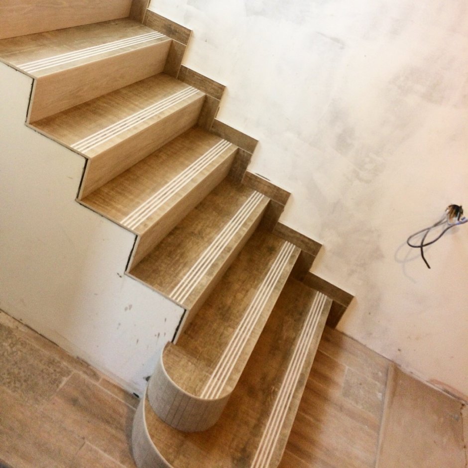 Примыкание деревянной лестницы