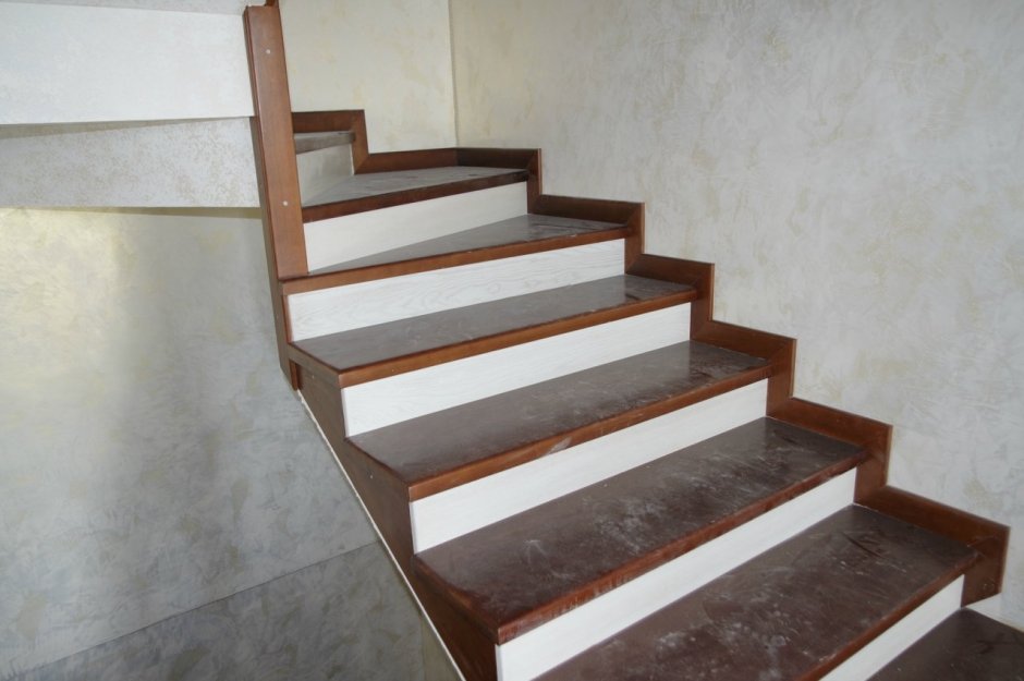 Пристенный плинтус для лестницы