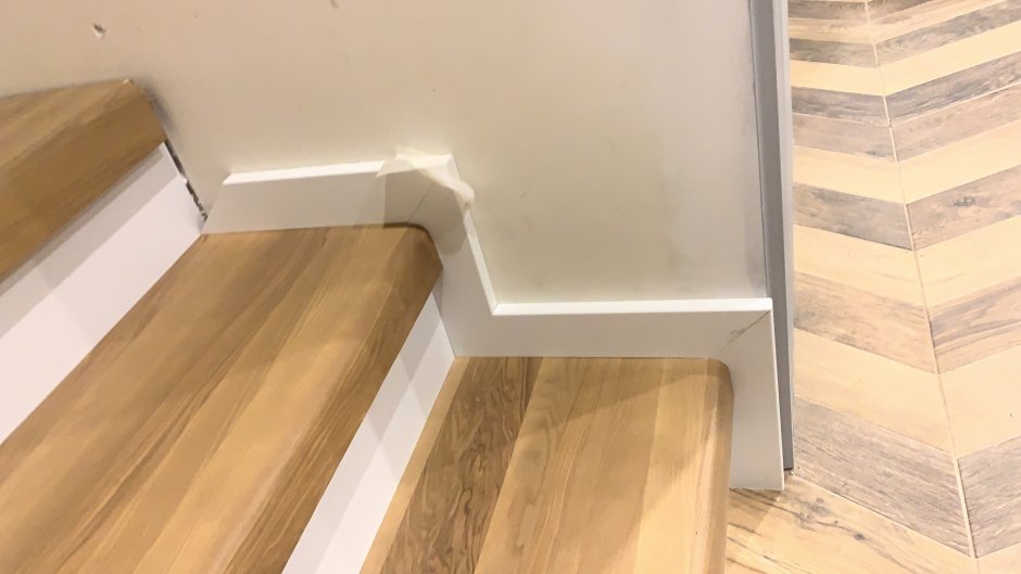 Отделка лестницы плинтусом